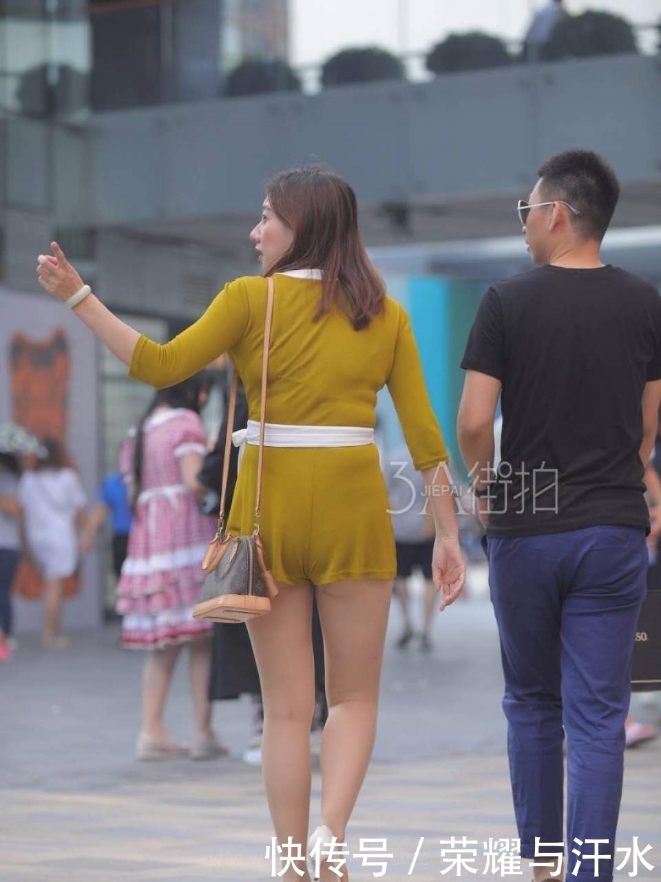 连体裤|街拍:一件连体裤,一双鞋,一个包,就帮小姐姐搞定忙碌的早晨