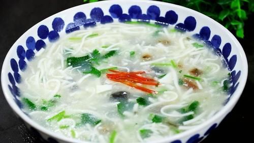 皮蛋豆腐别只会凉拌，这样做成汤羹，细腻爽滑，营养又美味