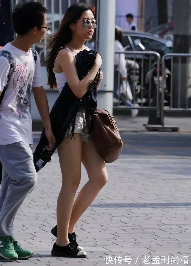 戴着墨镜 街拍:戴着墨镜逛街的长发性感美女一笑时蛮可爱的