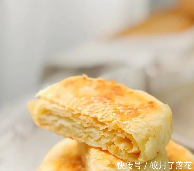 这个烧饼我都不敢经常做,不用发面、不用醒面,锅里烙一烙,连吃三个不过瘾!