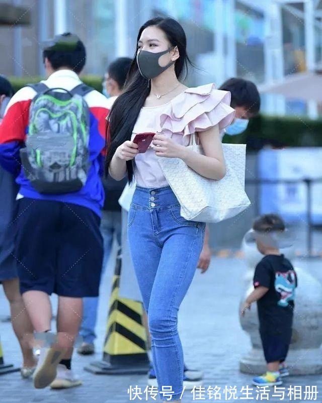 高腰 时尚大花领上衣搭配蓝色高腰牛仔裤,身材高挑小姐姐展现独特气质!