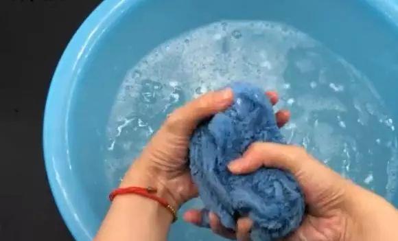 用清水拖地等于没拖,从家政公司那偷学一招,拖地又快又干净!