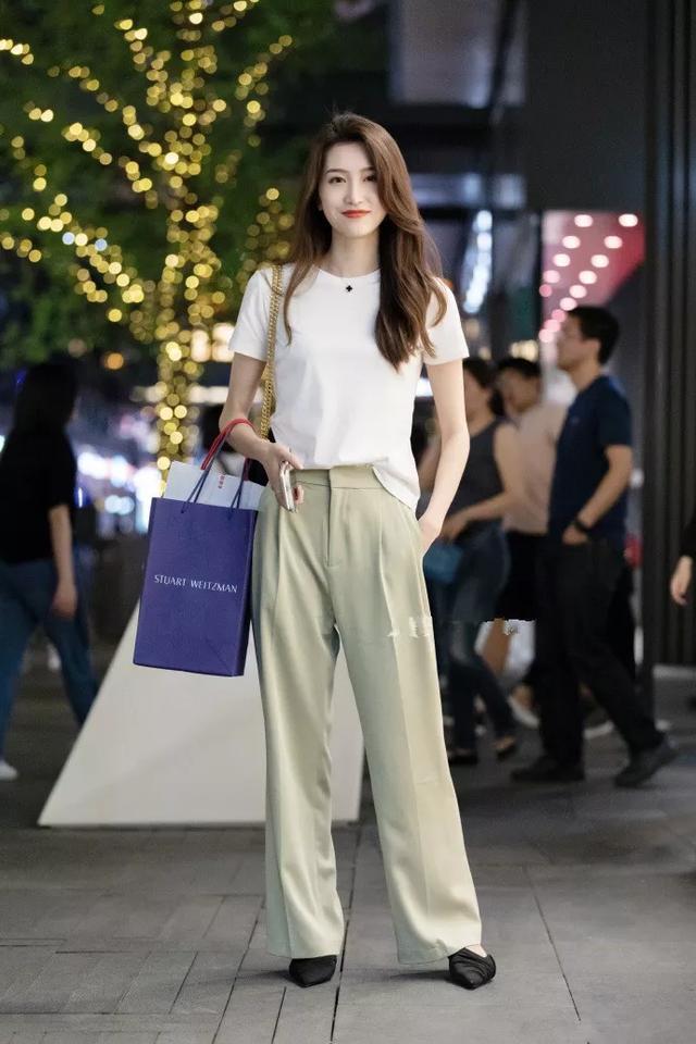 高跟鞋 一双优雅的尖头高跟鞋搭配在脚上,让简单的搭配充满着时尚的魅力