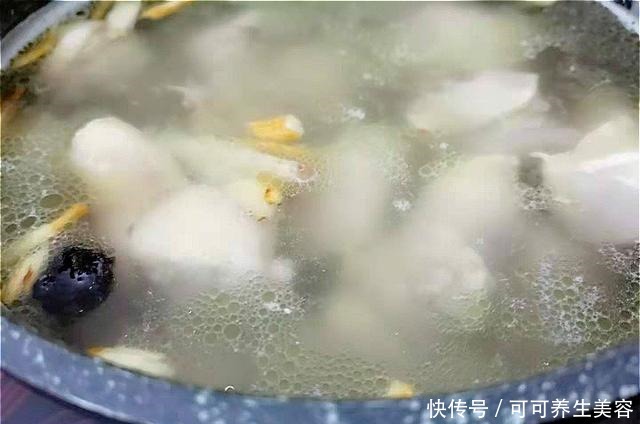 炖鸡汤时,有人先焯水,有人直接炖,大厨都不对,教你正确做法