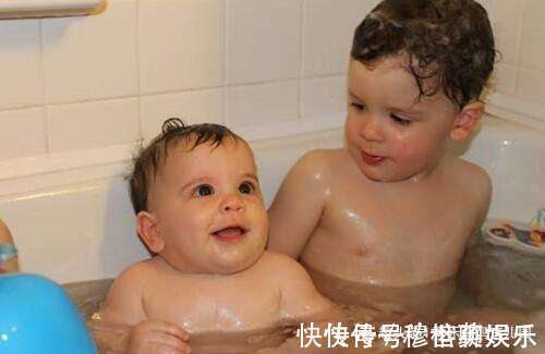 沐浴露|4种给宝宝洗澡的错误方式,第一个很常见,最后一个易忽视