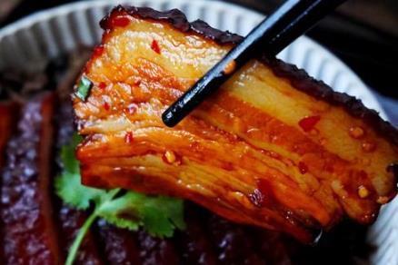  炸扣肉，别直接下锅油炸！大厨教你4点，金黄软糯，好吃不油腻