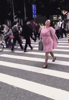 |搞笑GIF：霸气了我的姐 这辈子见过最拉风的走路姿势