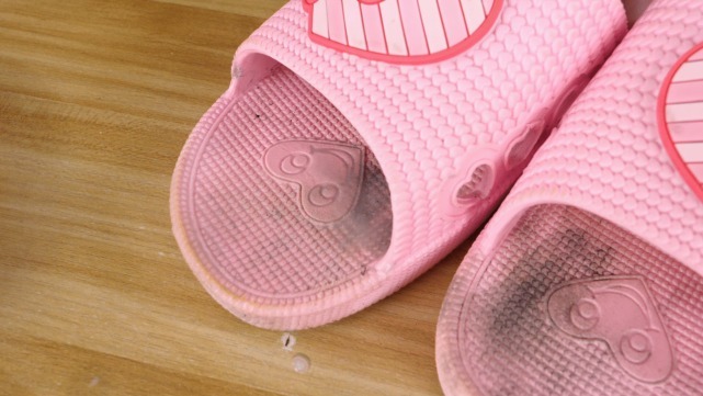 去污剂|去年的拖鞋还在用白醋洗教你个更好的清洗方法,洗得干净又省事