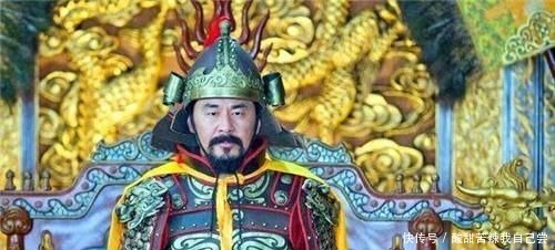 熊孩子贪玩爬上龙椅，皇帝：好玩吗？孩子机智回答6字，顺利登基！