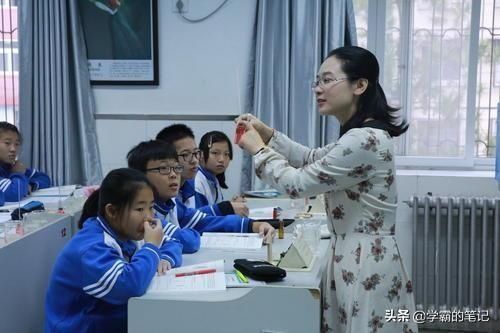 初中女生认为“很丢脸”的3种行为，男生却不这么看，觉得很萌