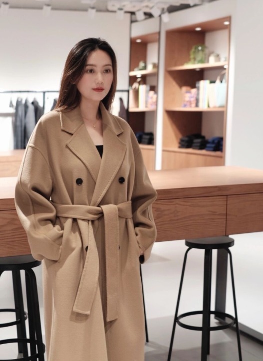 酒红色|大衣穿不出气场?原因不是身高而是搭配,看完这几套搭配你就明白