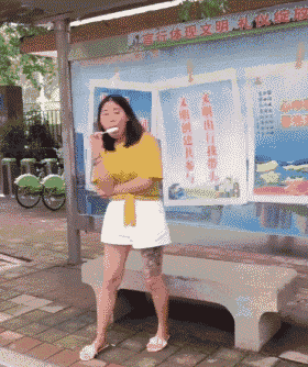 |搞笑GIF段子:哥们,你这车的动力不错,在参加比赛吗?