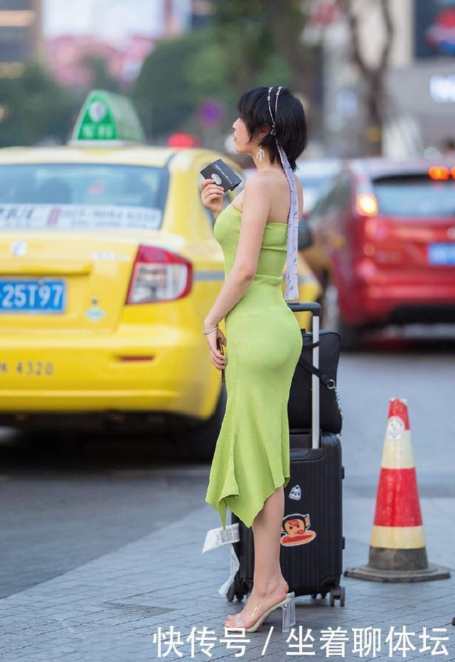 西装|长款灰色西装搭配高腰筒裙,青春靓丽,活泼可爱