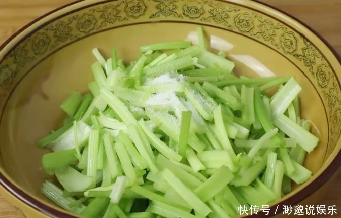 饭菜|买把芹菜回家做道好吃的,鲜香美味,一口清脆,是道不错的下饭菜
