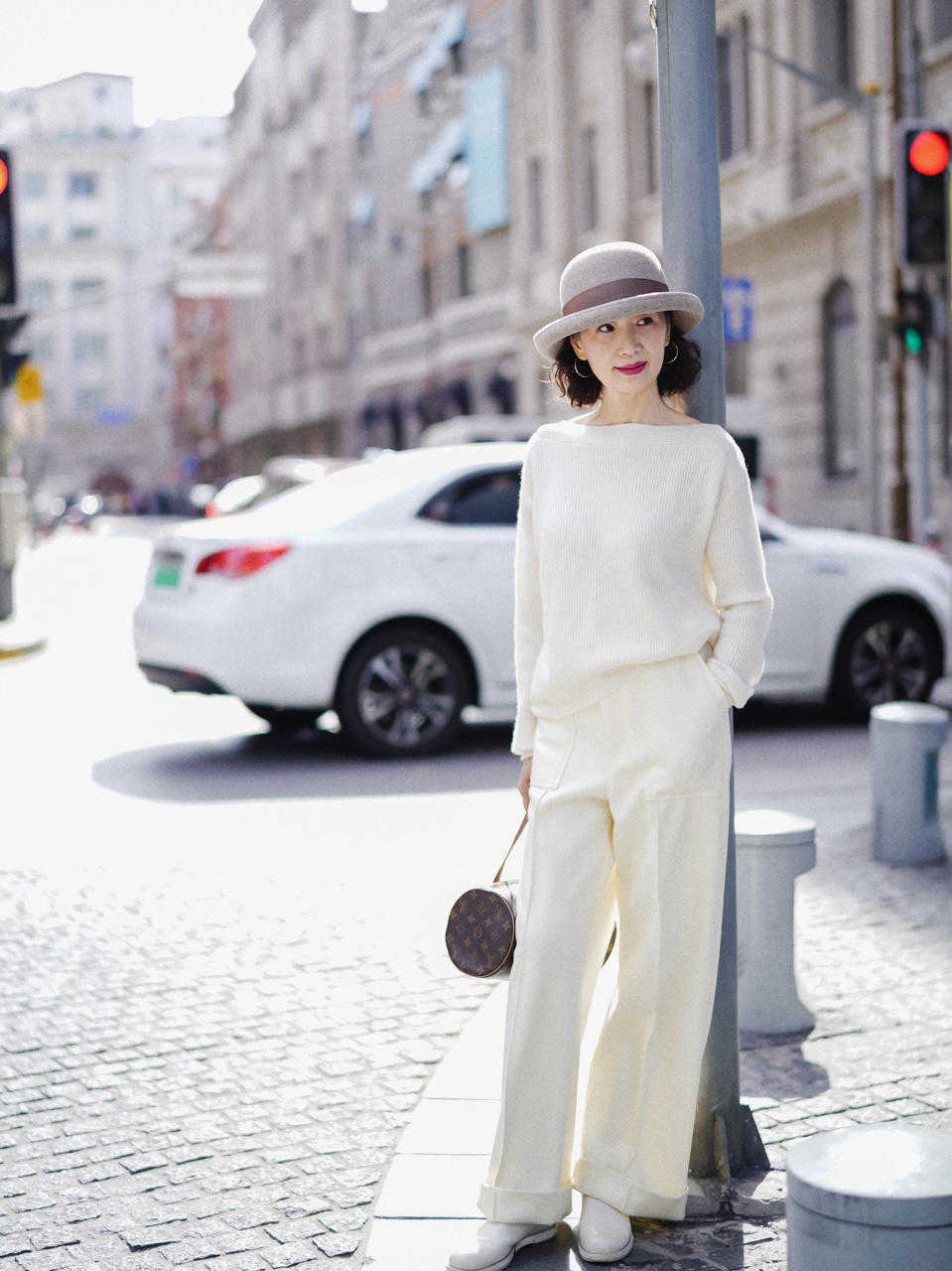 穿搭|50+女人不要选择大衣配长靴子,太土了?学博主这样穿,优雅精致