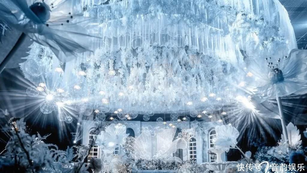 通透蓝的童话婚礼,有漂浮在海上的泡沫,和静谧的海棠花开