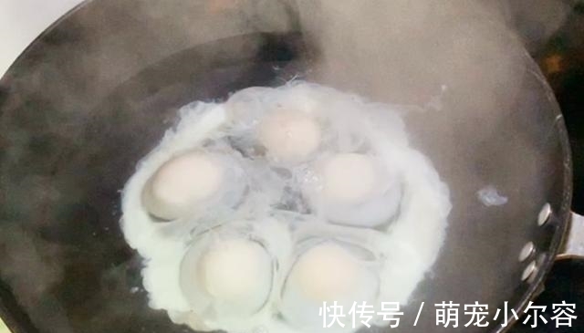 水煮蛋|水煮荷包蛋，总是散开还有白沫？学会这“一招”，完整滑嫩不粘锅