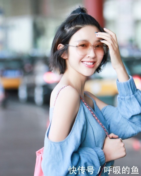 丸子头已经不实行了,今年流行苹果头,减龄显脸小