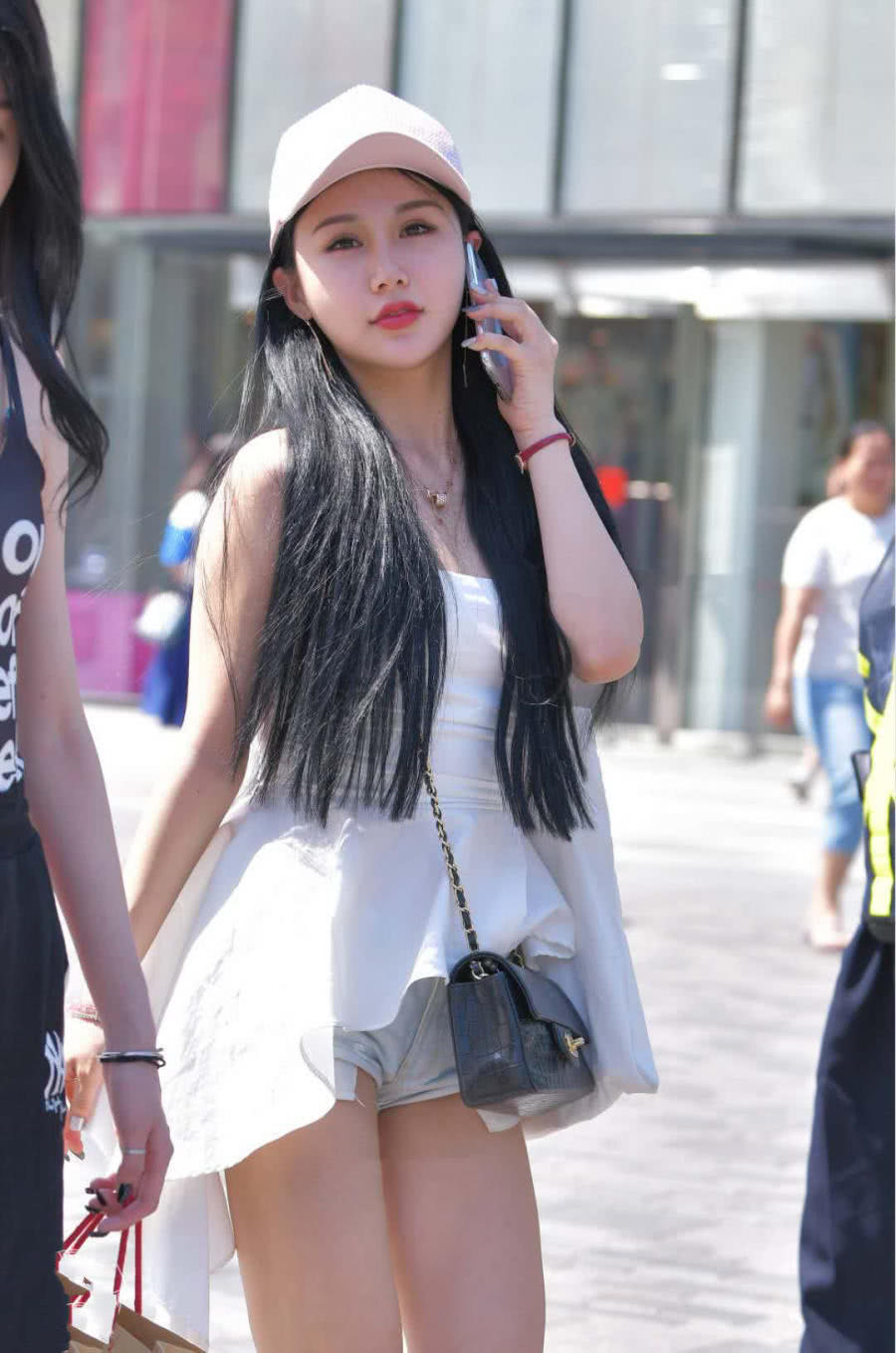 牛仔|街拍美女白色吊带连衣裙牛仔热裤,遮肉显瘦清凉风搭配!