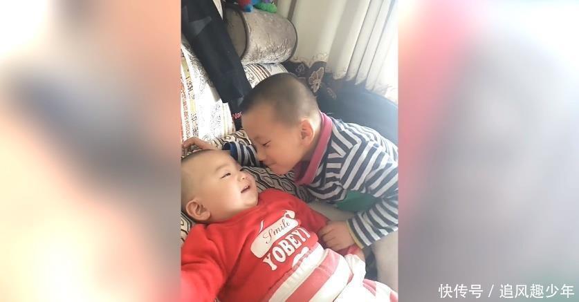 小知识|哥哥看到弟弟要哭了,想尽各种办法哄他开心,网友:好温馨的兄弟