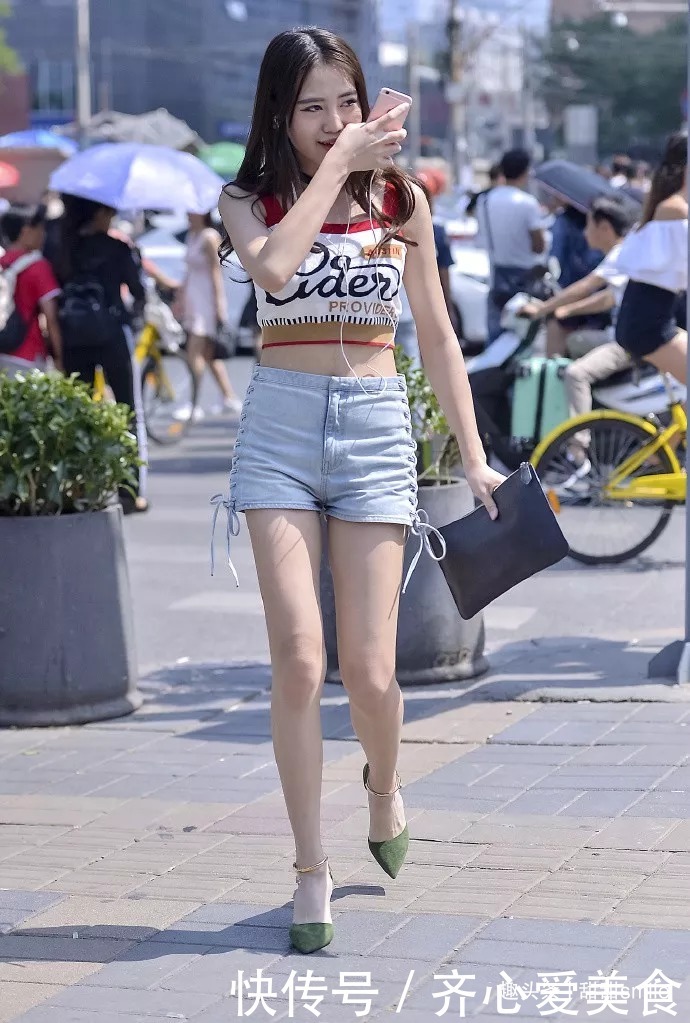 美女脚上穿上一双浅绿色的剪头高跟鞋,走路的姿态都散发着魅力