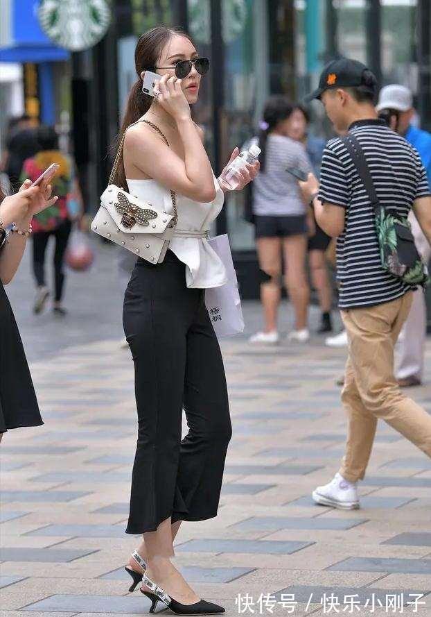 气质 新潮美观的打底裤穿着显出典雅气质,气质十分出众,简单百搭