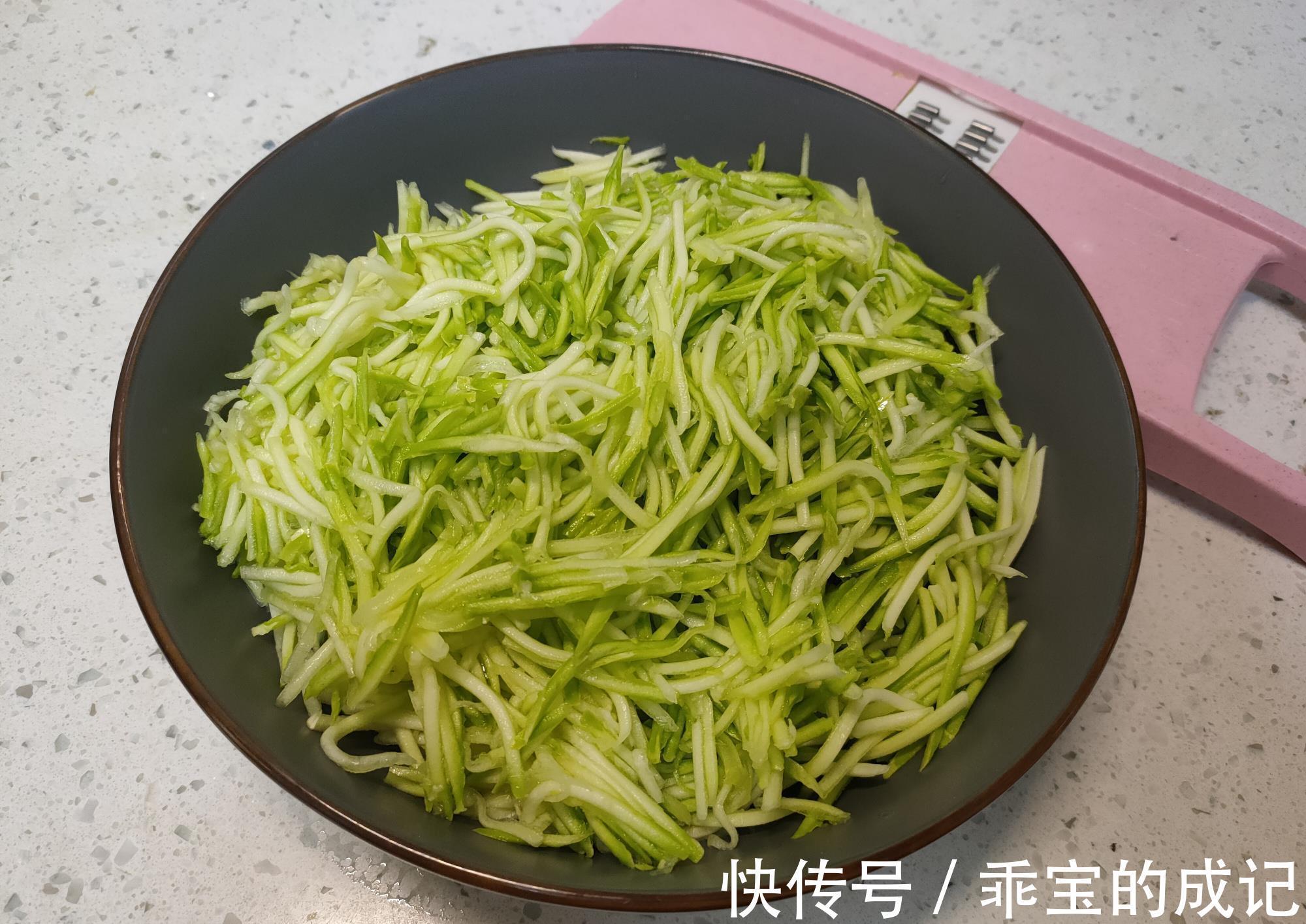 西葫芦|夏天必吃的西葫芦馅饺子，食材简单做法容易，清爽解腻真好吃