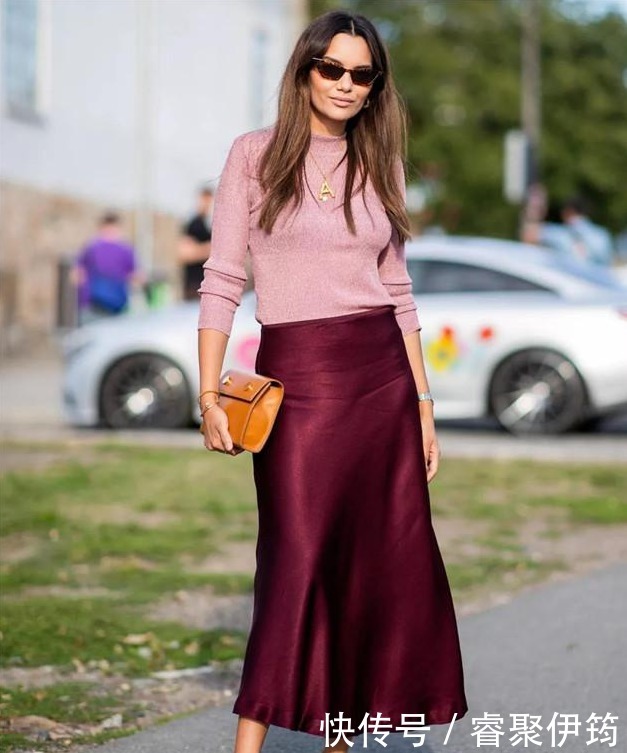 同色系|入冬别再用毛衣配大衣了,今年流行3条裙子,时髦又洋气