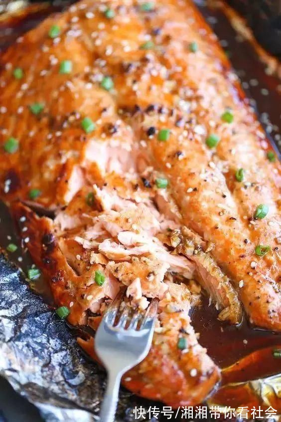 煎鱼时抹上一点这个，不破皮不粘锅还省油!