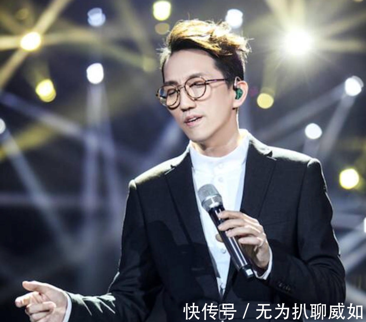 从2米高台摔落仍坚持录节目，这么卖命是敬业，还是为还风流债？