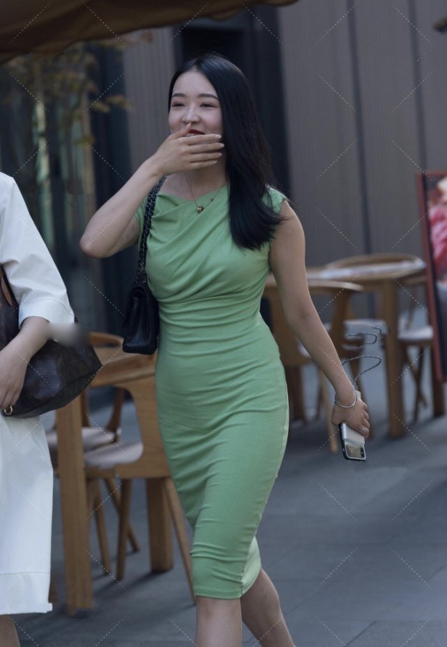 搭配 绿色紧身裙搭配束脚高跟鞋,高契合度下的时尚感给人高级的气质