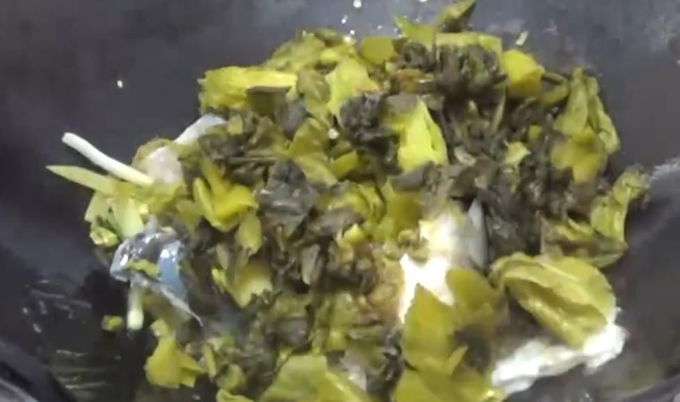 倒入|压轴菜酸菜鱼,咸香适口的鱼肉搭配酸菜,让人胃口大开,吃起来