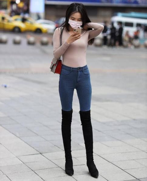 衬衣|美女穿搭：小姐姐爱穿紧身上衣配短靴，轻松“秀身材”，让人心动十足！