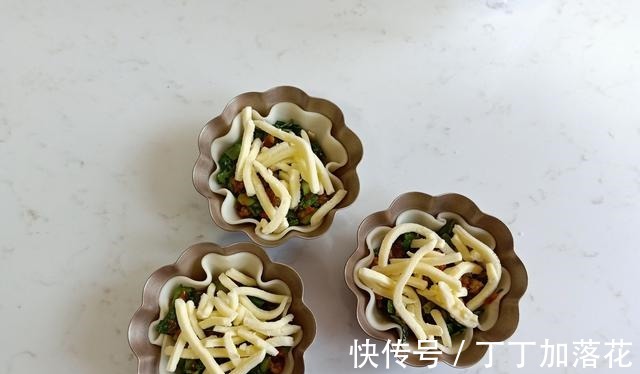 随手做个小吃,金黄酥脆香喷喷,不蒸不煮太简单,10分钟出一锅!