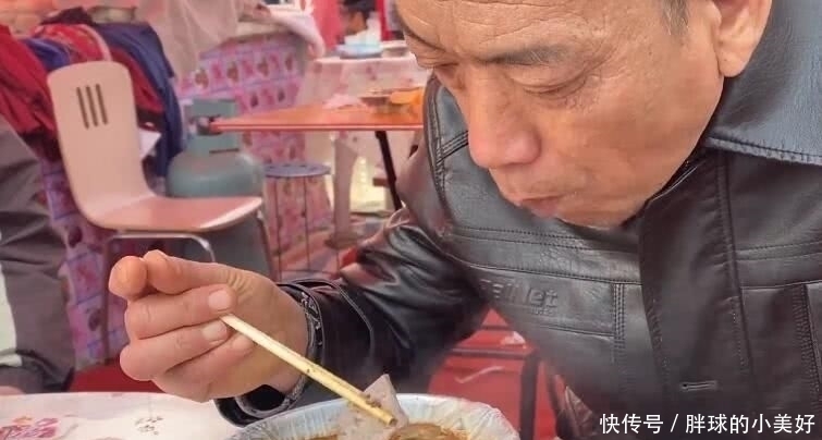 早餐店做重口味汤，15元一碗有饼有荤菜，食客们骑电三轮赶来品尝