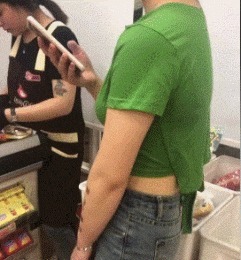 |搞笑GIF:老公你要相信我 我膝盖上面的伤就是这么来的