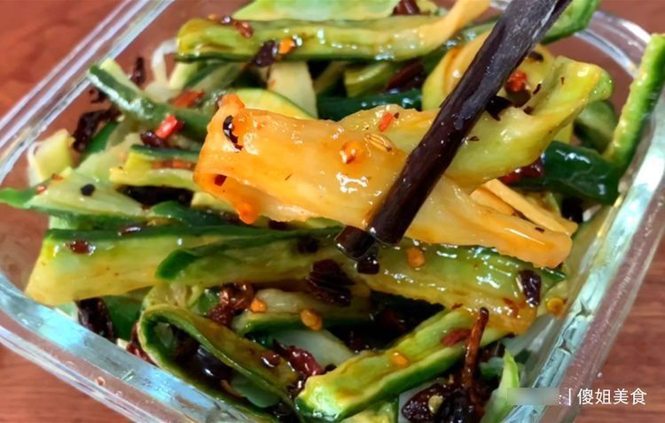 辣椒油|腌萝卜,万不可用白糖和米醋了,加它,萝卜鲜脆可口,放半年不坏