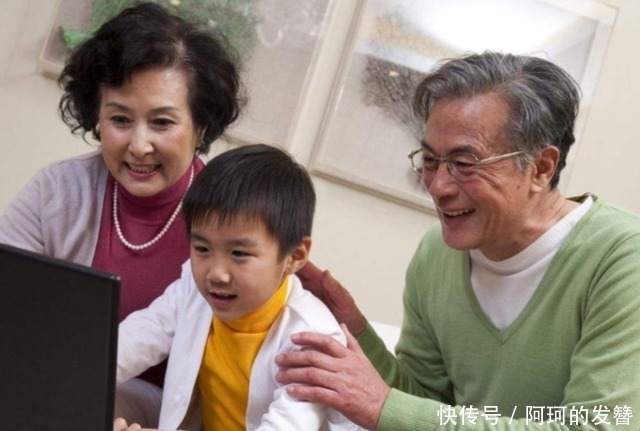 产房|“别看我,看娃”,年轻外婆产房被围观,路人:才生完就溜达了?