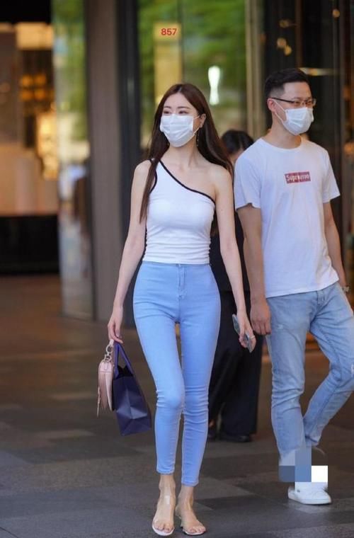 洋气|露肩白上衣，配牛仔裤外加透明鞋，个性又洋气！