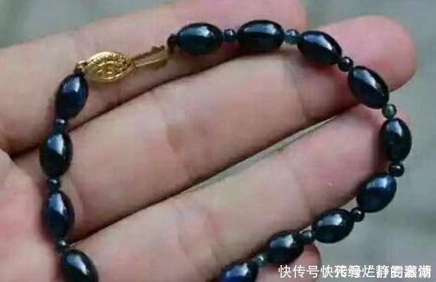 原矿|下回出去玩,看到这样的石头一定要留意了,很可能是蓝宝石原矿