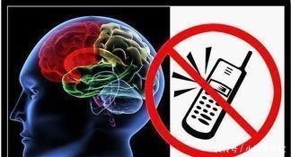 危害|睡觉时，手机放床头会失眠？充电时辐射危害有多大？失眠的人注意