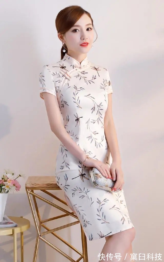 淡雅|淡雅杏色旗袍裙，穿出异常饱满的修身效果