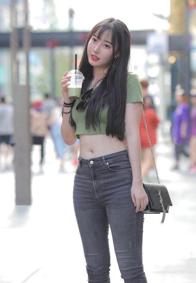 轻便时尚的绿色短T,搭高腰牛仔裤,极简风格的穿搭,美的很自然