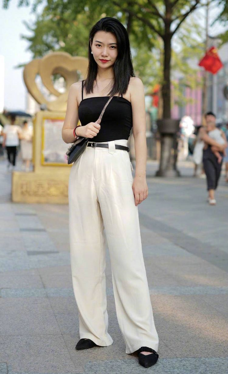 身穿|街拍:美女上身穿一件白色紧身T恤,时尚度很高