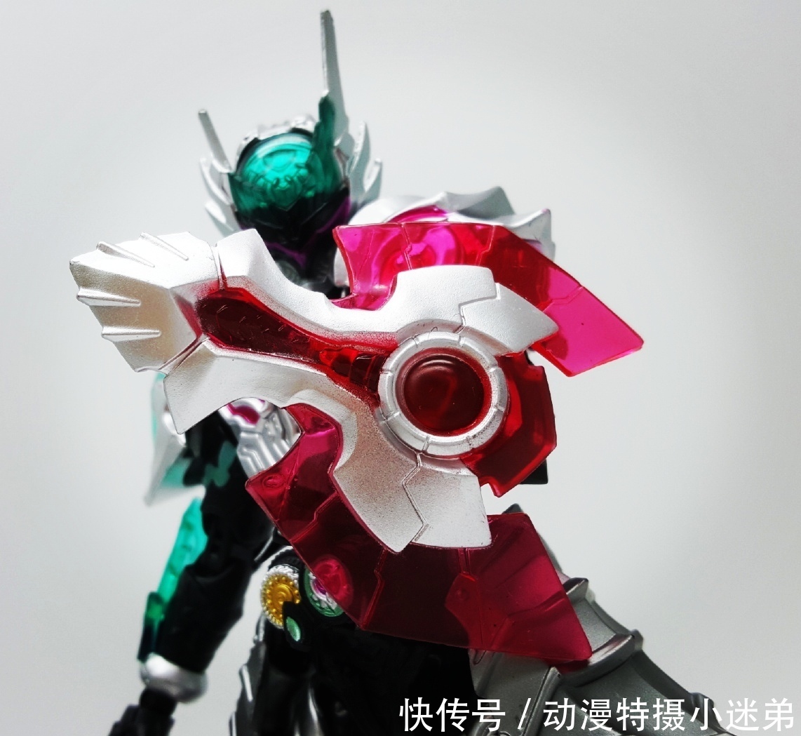 铠甲勇士捕将|铠甲勇士战帅进化版:超磁湮灭戟成巨剑,还多了护盾,有原版帅?