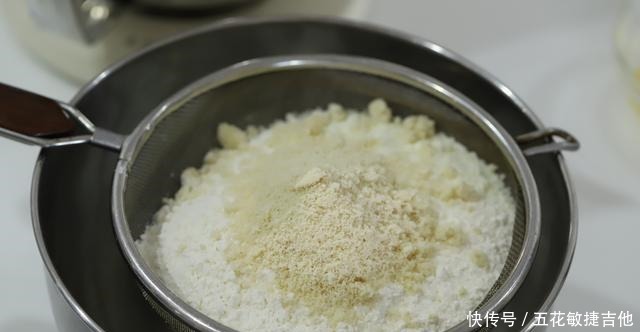 不仅食材要好,还要讲究黄油打发的技巧,才可以做出好吃的曲奇来!