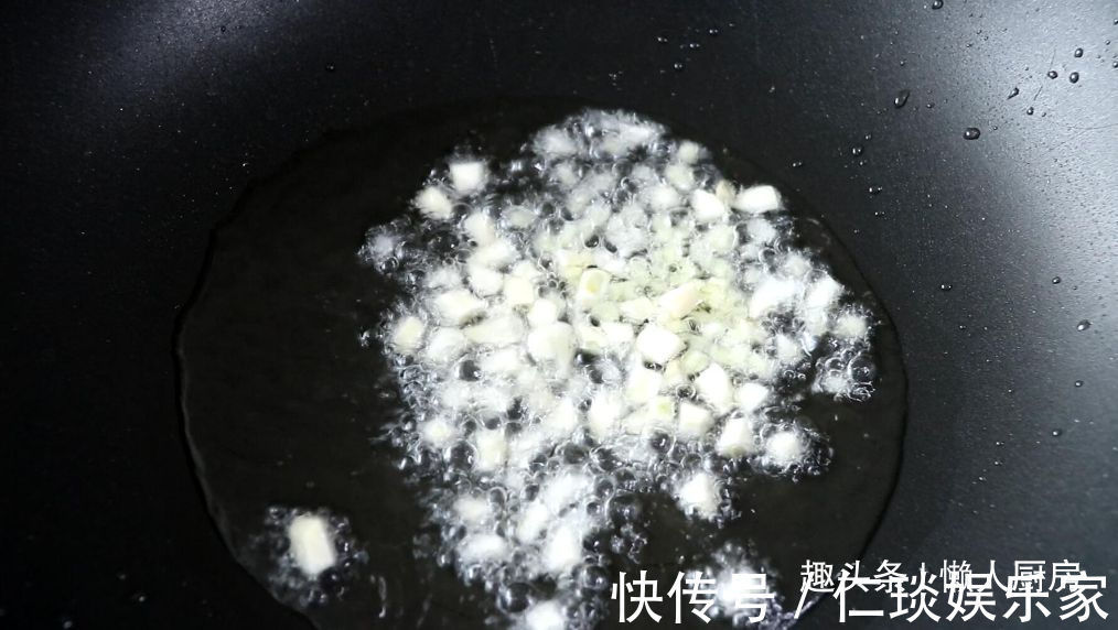 下饭|先蒸后炒,做出来的茄子不吸油,配上牛肉末一起炒,下饭好吃