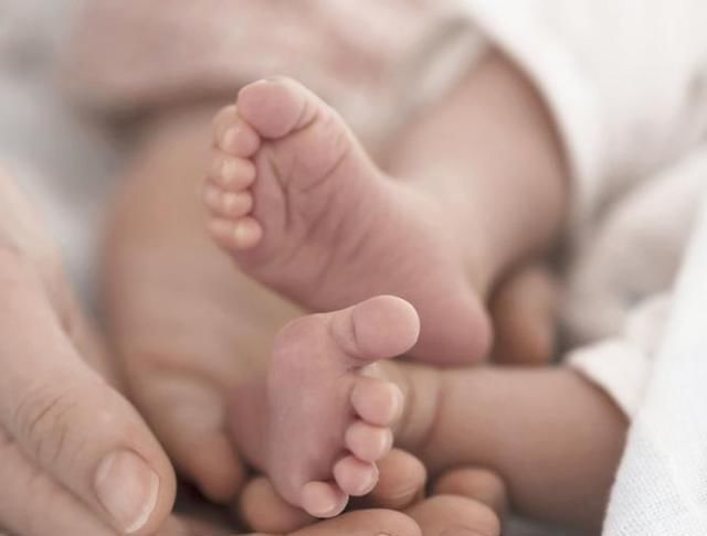 宝宝|宝宝到底能不能光脚,儿科医生发话了!现在看到还不晚