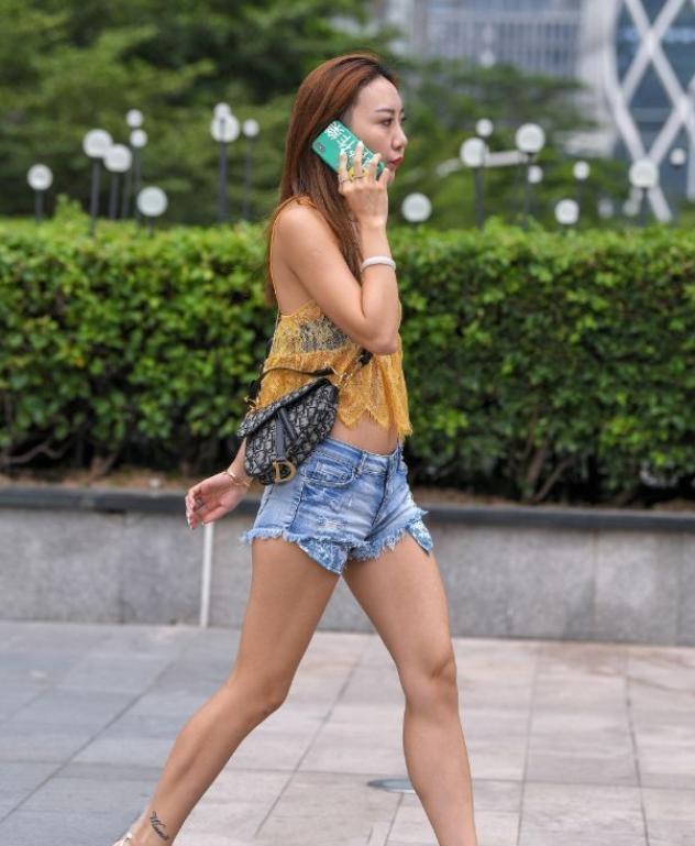  搭配|搭配吊带上衣和破洞牛仔裤，走在大街上轻松释放出独特的美