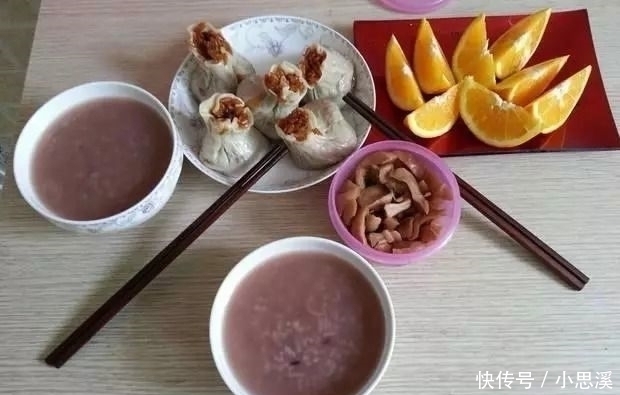 女儿放假非要住姥姥家，说姥姥做的饭菜好吃，发来照片一看，懵了